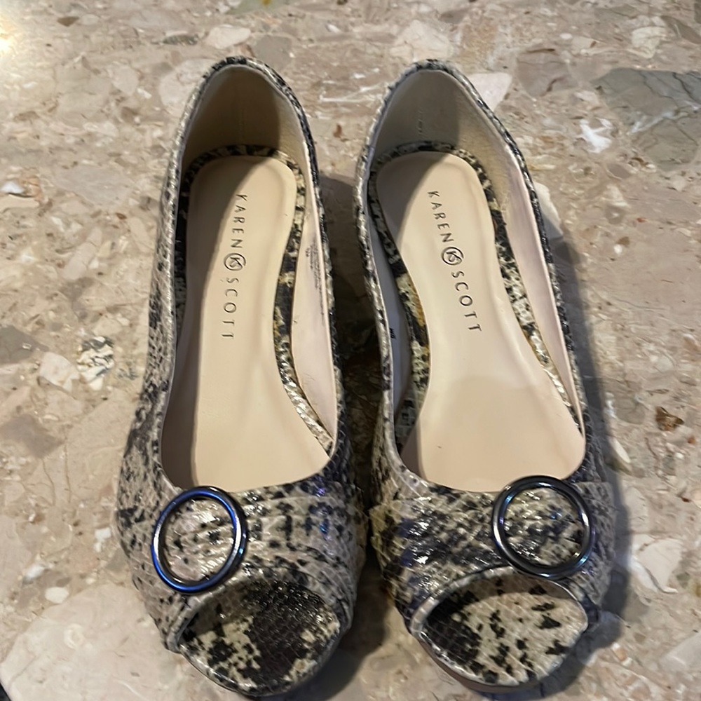Gently used women’s Karen Scott Flats snake skin pattern